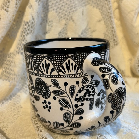 Talavera black and white pottery mug made In Mexico Signed Gerardo Garcia - Picture 2 of 4